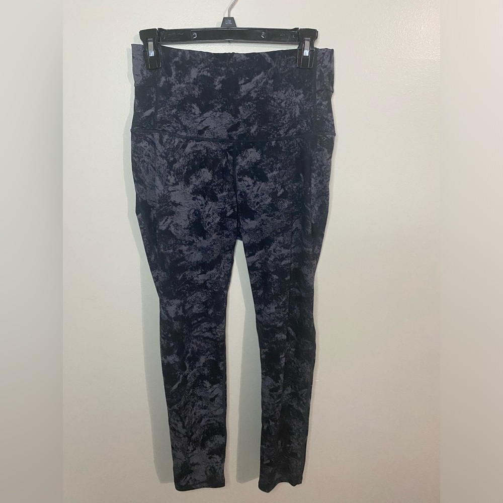 Medium Athletic leggings. Smalll back pocket. Black and grey.